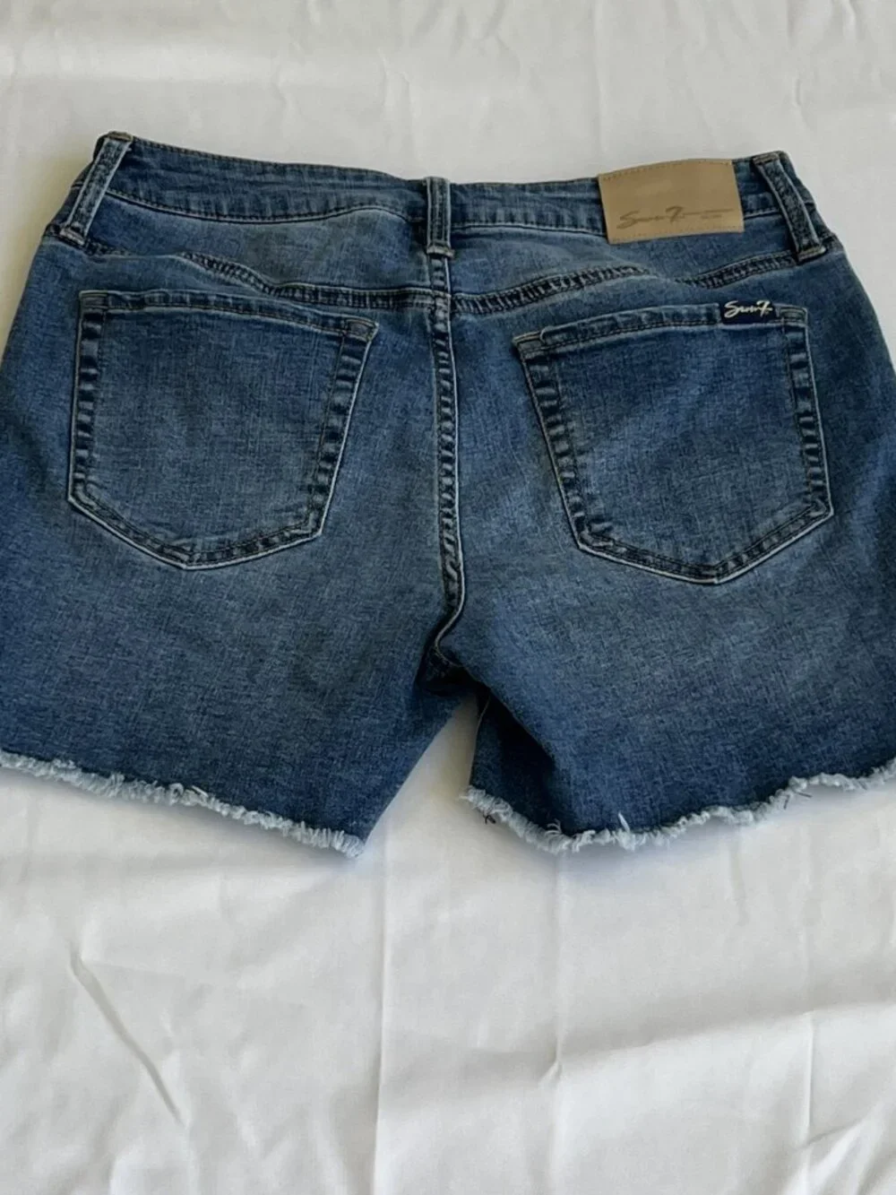 Seven7 Est. 1964 Size 4 Medium Wash Denim Shorts Raw Frayed Hem Mid Rise EUC - Picture 10 of 11